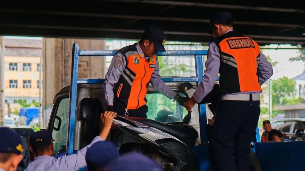 Petugas Gabungan Tindak Tegas Parkir Liar di Depan Pasar Cipulir, Puluhan Motor Diangkut