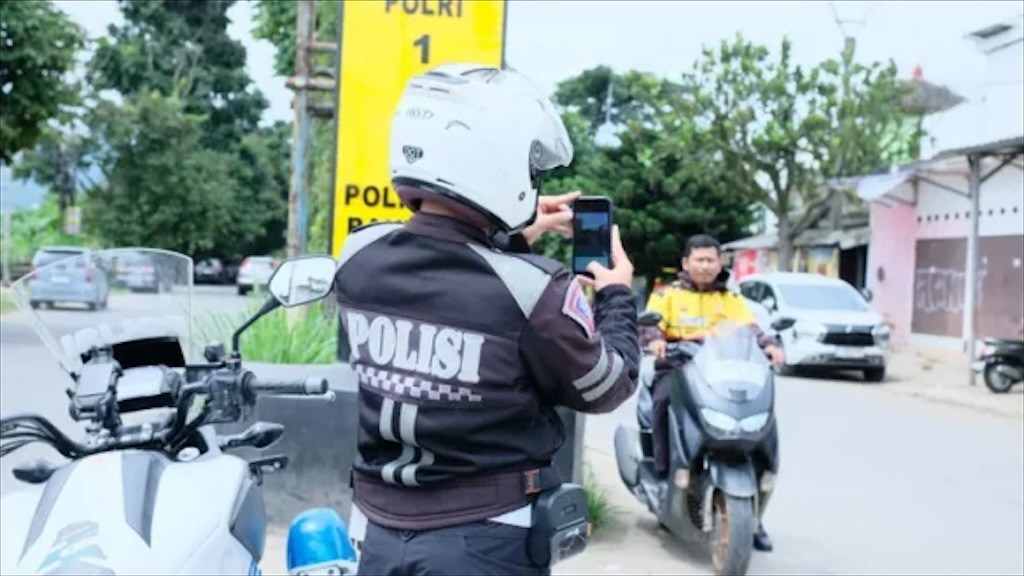 Petugas Polresta Bandung Kini Dibekali ETLE Handheld untuk Tindak Pelanggaran Kasat Mata