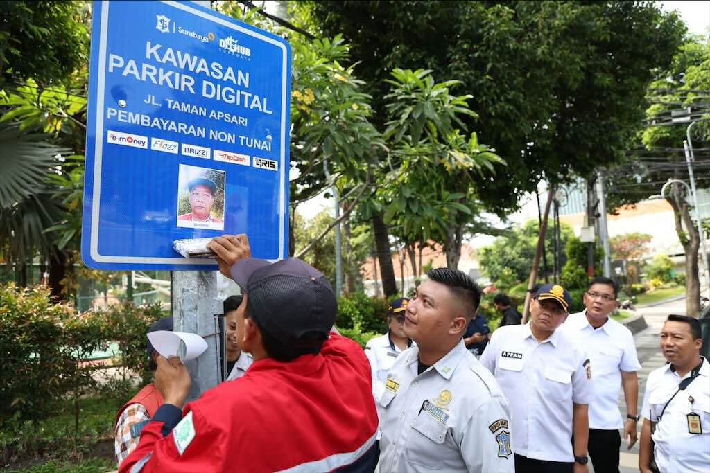 Cegah Jukir Liar, Pemkot Surabaya Pasang Foto Petugas Resmi di Rambu Parkir Digital