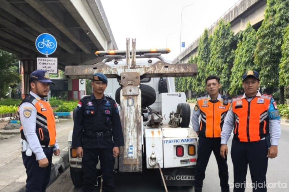 Personel Gabungan Jakarta Timur Gencarkan Operasi Sapu Bersih Ranjau Paku di Jalan DI Panjaitan