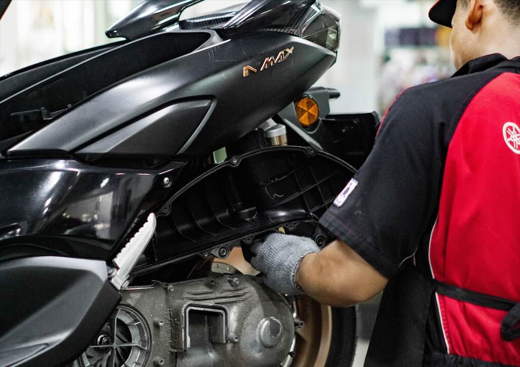 Bukan Cuma Ganti Oli, Ini Hal yang Perlu Dipahami Pengendara Wanita Saat Servis Motor
