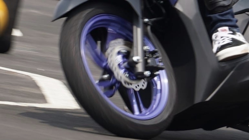 Musim Hujan Tiba, Simak Kriteria Ban Motor Terbaik Agar Tetap Aman Berkendara