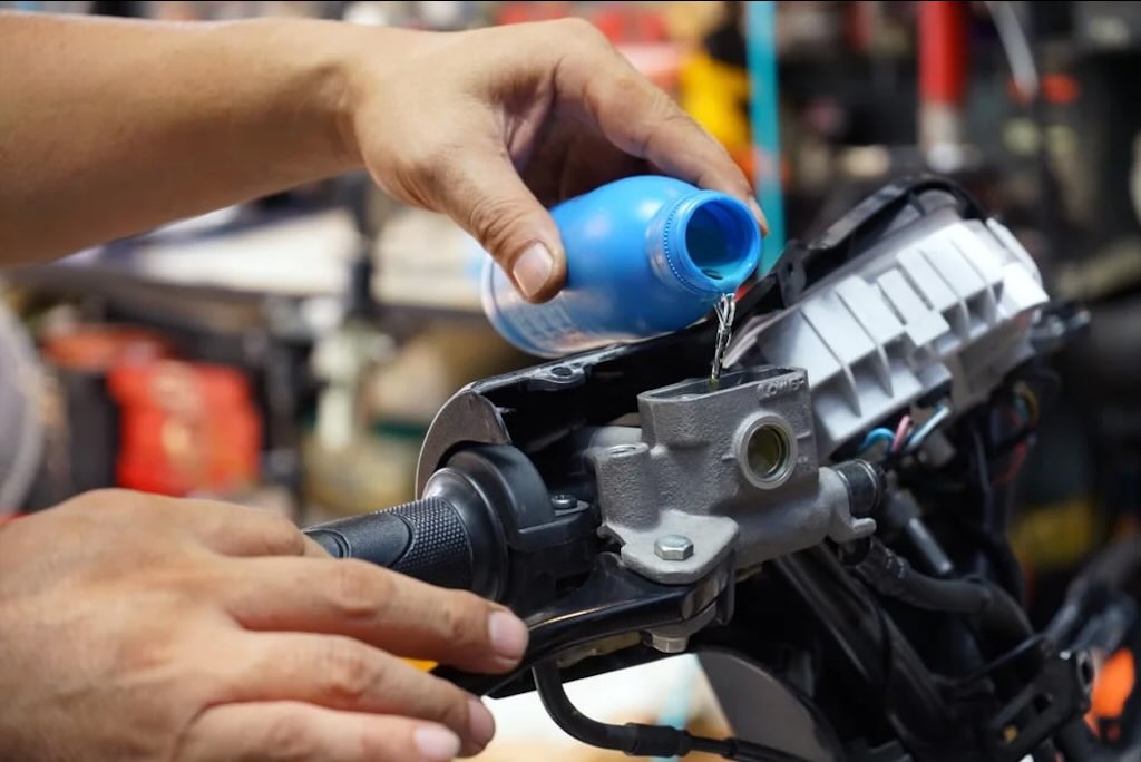 Sering Terlupakan, Inilah Waktu yang Tepat Ganti Minyak Rem Motor Agar Pengereman Tetap Maksimal