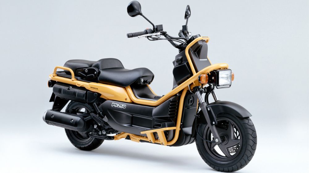 Mengenal Lebih Dekat Honda PS250 Skuter 250cc Berdesain Naked yang Out of the Box