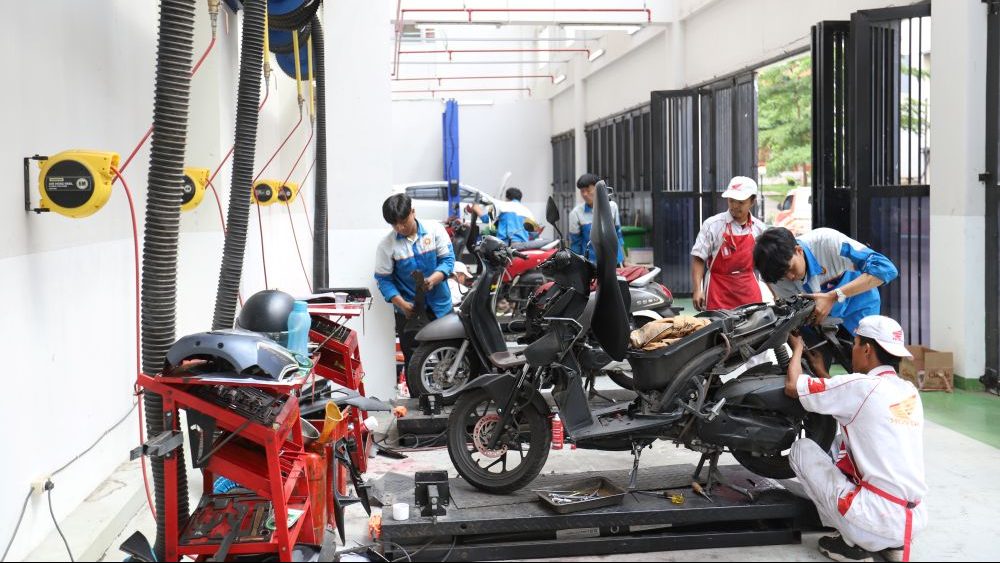 Mahasiswa UPI Berikan Servis Motor Gratis sebagai Wujud Nyata Pengabdian Masyarakat