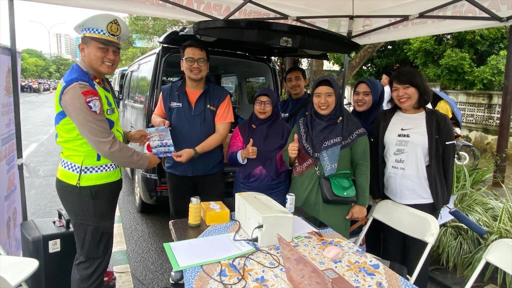 Ingatkan Pentingnya Helm SNI, Satlantas Metro Tangerang Kota Temui Pengendara Motor di Ruang Publik