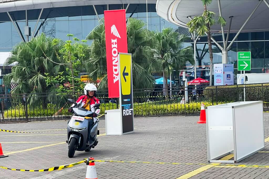 Antusias Pengunjung Tinggi, Ratusan Orang Ikuti Test Ride Motor Honda di GIIAS 2026