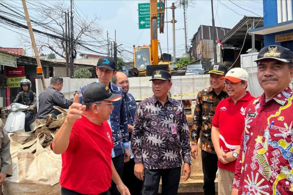 Ada Proyek Saluran Air, Jalan Raya PKP Ciracas Terapkan Sistem Buka Tutup