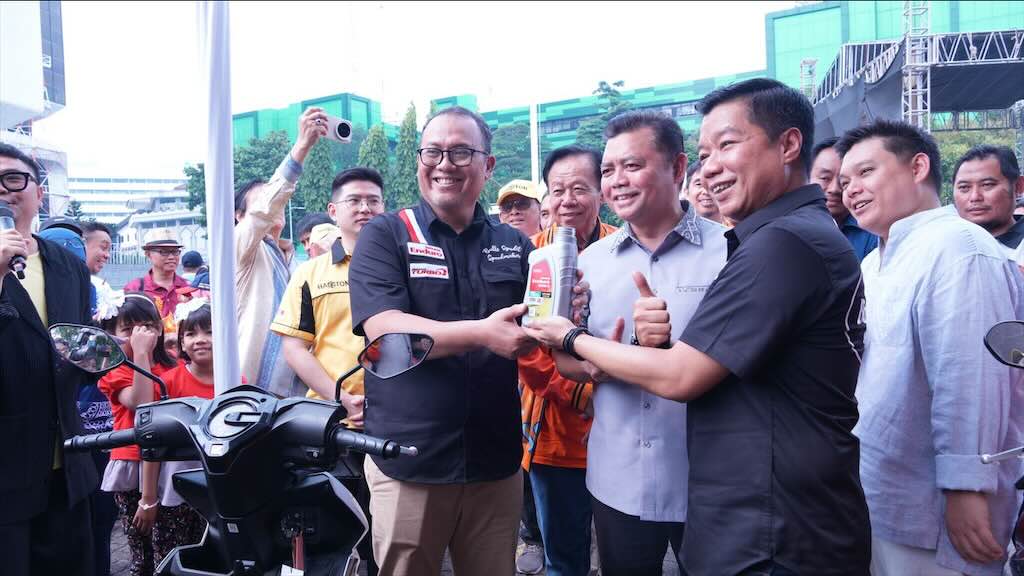 Apresiasi Pahlawan Tanpa Tanda Jasa, 2.500 Guru di Jakarta Dapat Ganti Oli Enduro Gratis