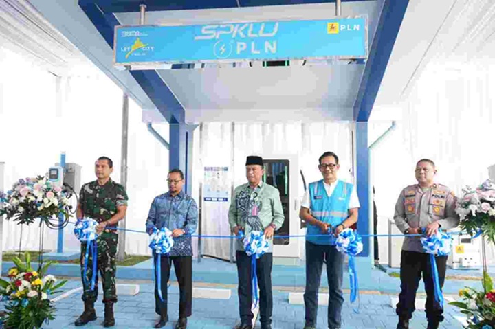 PLN Perkuat Ekosistem Kendaraan Listrik, Resmikan Tiga SPKLU Baru di LRT City Ciracas