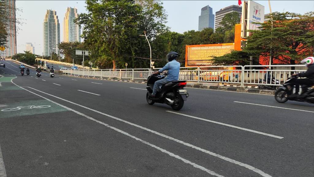 Berkendara Motor Lebih Aman, Pahami Cara Menjaga Jarak dengan Kendaraan Lain