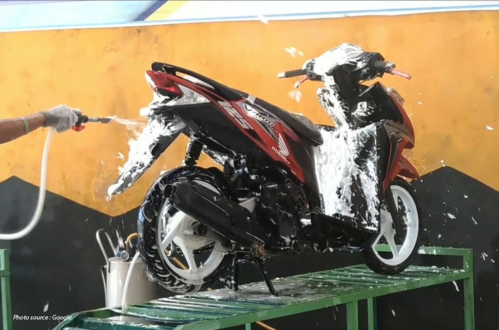 Jangan Langsung Disiram! Inilah Bahaya Mencuci Motor Saat Kondisi Mesin Masih Panas