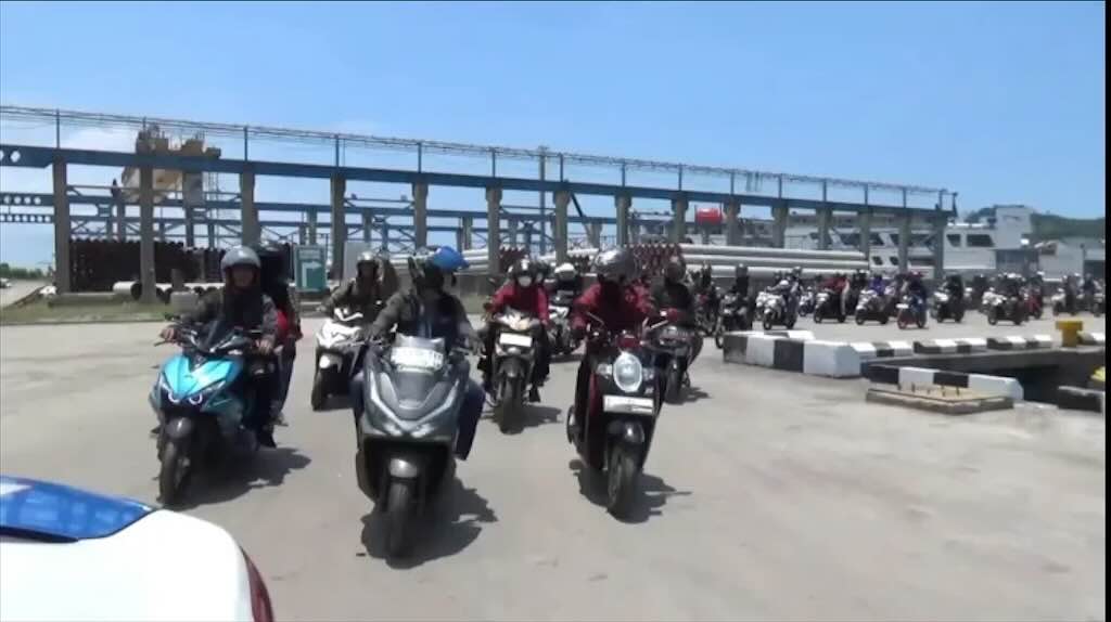 Jamin Keamanan di Jalur Sumatera, Polres Lampung Selatan Mulai Kawal Ratusan Pemudik Motor dari Pelabuhan