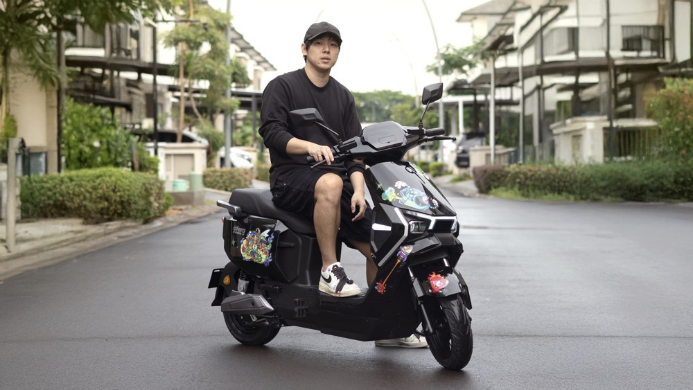 JANGAN PAKE YANG BIASA! Ofero Stareer 3 Lit Rilis Warna Brilliant Black: Motor Listrik Cuma Rp9 Jutaan Auto-Custom Bareng Seniman WD.Willy!