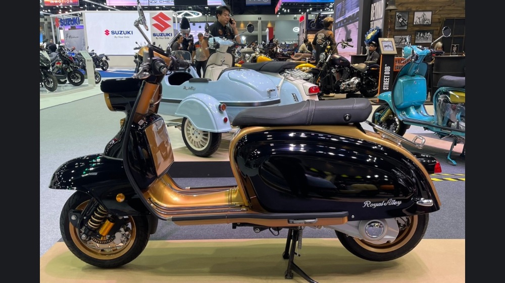 Skuter Retro Mewah Royal Alloy JPS160 Limited Edition Meluncur di Thailand Motor Expo 2025