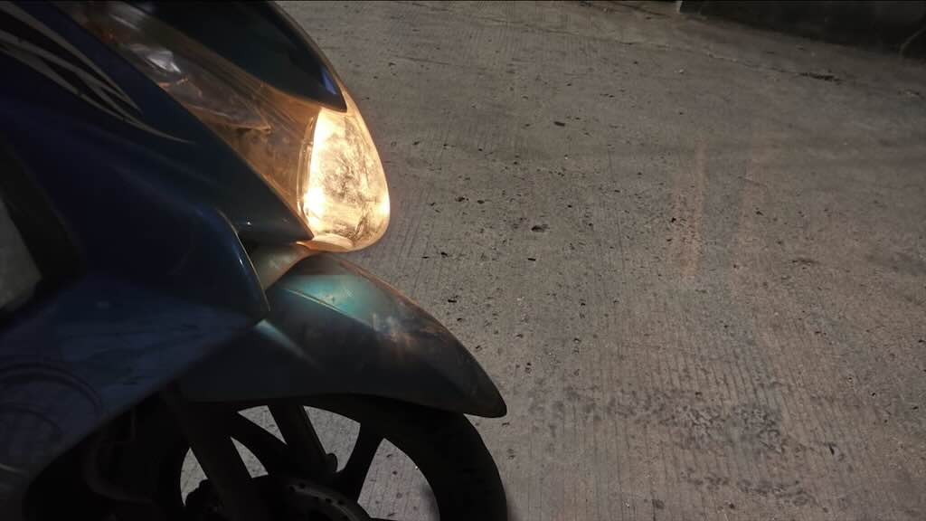 Jangan Asal Pasang Lampu Motor, Terlalu Terang Bisa Membahayakan Pengguna Jalan 