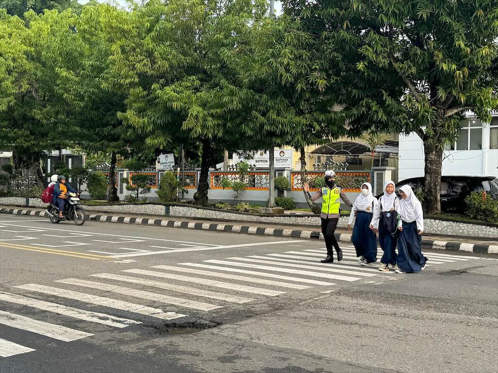 Ada Aturan Resminya, Pengendara Jangan Asal Melintas dan Berhenti di Area Zebra Cross
