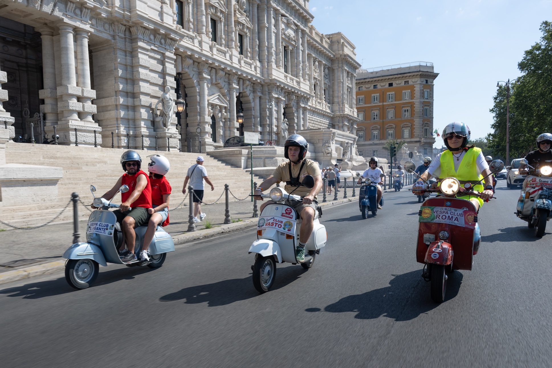 Perayaan HUT ke-80 Vespa di Roma Berlangsung Meriah, Ribuan Vespisti Padati Vespa Village