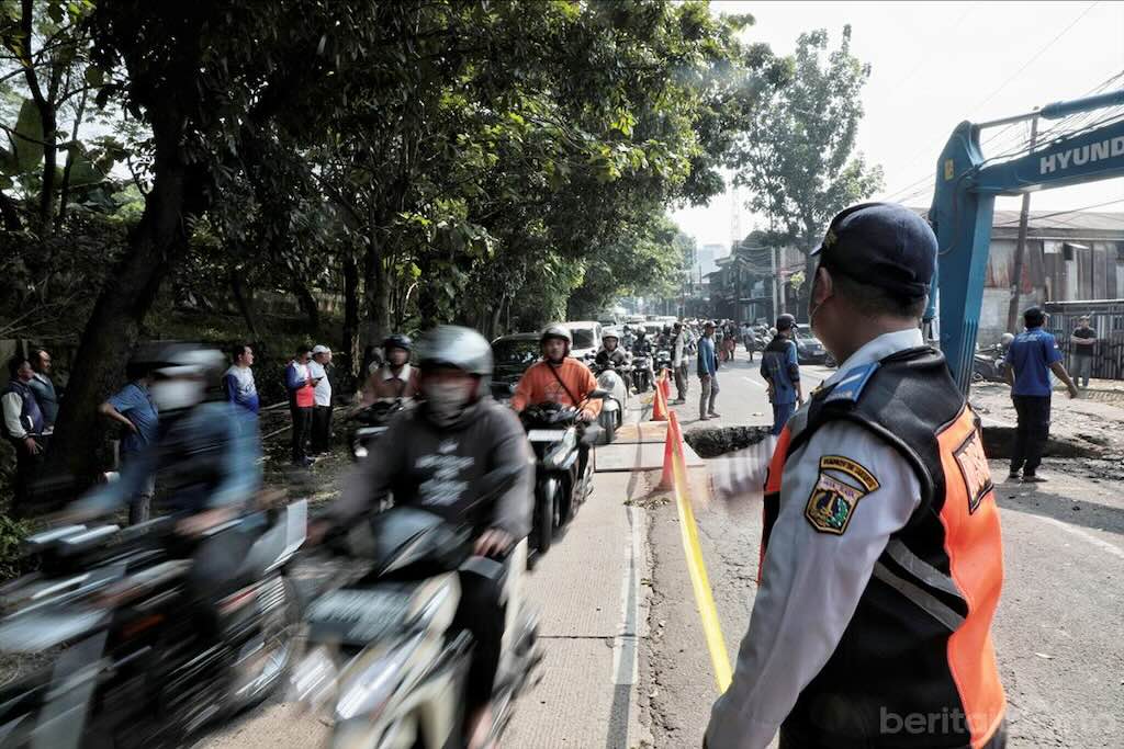 Jalan Amblas di Lenteng Agung, Pemprov DKI Jakarta Terapkan Rekayasa Lalu Lintas Darurat