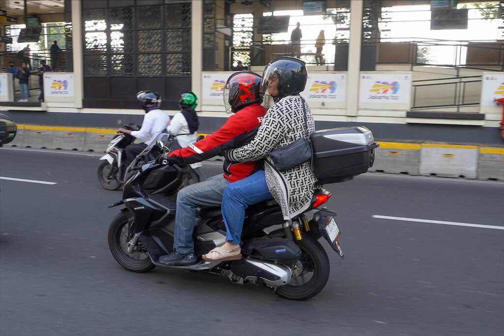 Jangan Asal Duduk! Ini Posisi Berkendara Motor yang Benar Agar Tetap Aman dan Nyaman