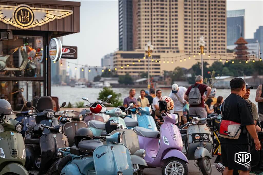 Menikmati Senja di Tepi Sungai Bangkok Sambil Memandangi Vespa Klasik di Vintage Vespa Thai
