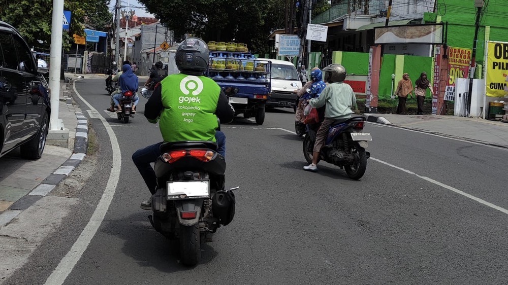 Dukung Keselamatan Berkendara, realme Indonesia Fasilitasi Ganti Oli Gratis untuk 1.000 Motor Ojek Online