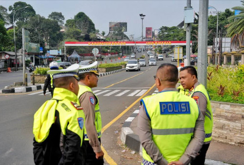 Volume Kendaraan Tembus 40.000 Unit Saat Long Weekend, Polisi Terapkan One Way di Jalur Puncak
