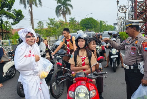 Unik! Satlantas Blitar Kota Pakai Pocong dan Bagi-Bagi Sayur untuk Edukasi Operasi Keselamatan 2026