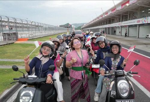 Anggun Berbusana Kebaya, Puluhan Lady Bikers Lombok Taklukkan Lintasan Sirkuit Mandalika