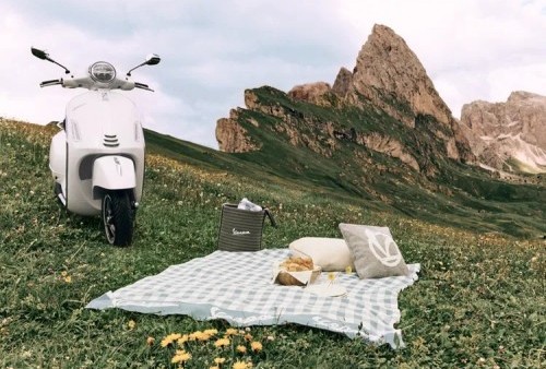 Vespa by the Mountain: Rasakan Sensasi Vespa GTS SuperTech 310 di Pegunungan Alpen Italia