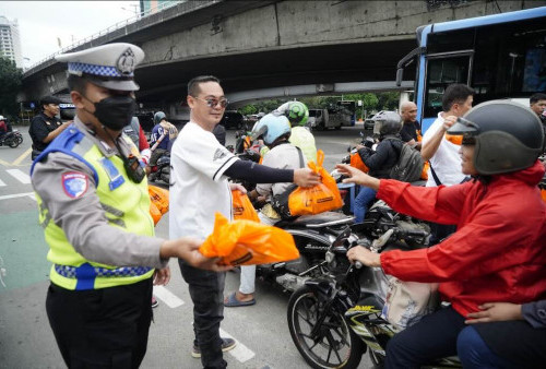 Jelang Buka Puasa, Satlantas Jakbar dan Brotherhood Bikers Community Bagi-bagi Takjil di Tomang