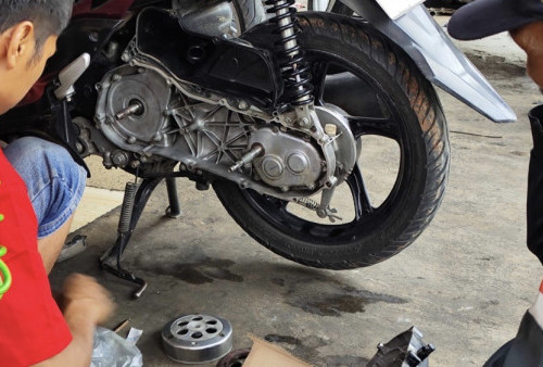 Terdengar Suara Berisik di Bagian Belakang Motor Matic? Ternyata Ini Penyebabnya!