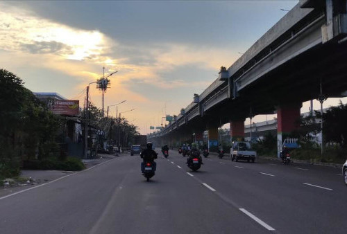 Bukan Solusi Hilangkan Kantuk, Pakai Earphone Saat Naik Motor Bikin Hilang Fokus dan Terancam Denda