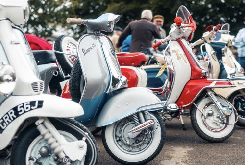 Rayakan Ulang Tahun ke-80, Vespa Akan Gelar Parade Spesial di Goodwood Revival pada 2026