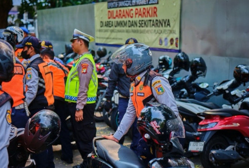 Tindak Lanjuti Aduan Warga, Petugas Tertibkan Parkir Liar di Sekitar Gedung Nyi Ageng Serang