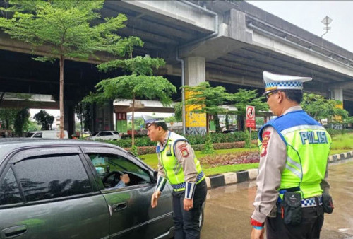 Satlantas Polres Jaktim Gunakan ETLE Handheld, Tindak Tegas Pengendara yang Nekat Lawan Arus