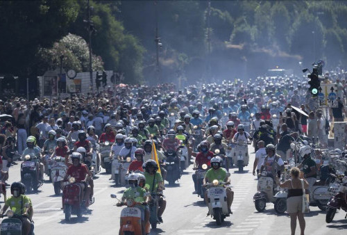 Roma Jadi Saksi Parade Vespa Terbesar Sepanjang Sejarah yang Diikuti 25.000 Vespisti