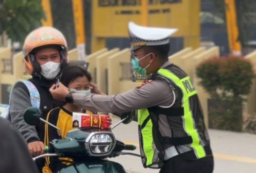 Kabut Asap Akibat Karhutla Makin Meluas, Sejumlah Satlantas Bagikan Masker kepada Pengguna Jalan