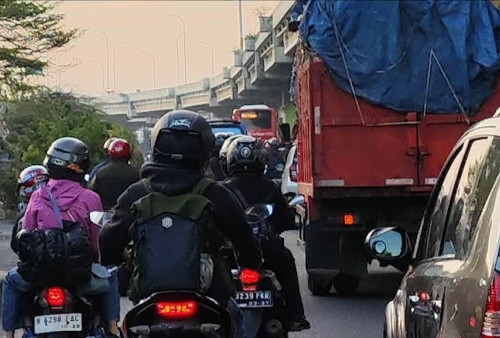 Cara Aman Menyalip Kendaraan Besar dengan Motor, Ini Teknik yang Perlu Dikuasai