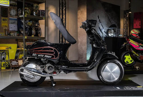 Vespa S125 i-get Black Moonliner, Skutik Custom Bergaya Hot Rod Amerika dengan Sentuhan Modern