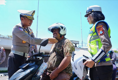Korlantas Polri Kampanyekan Safety Driving di Surabaya dan Bagikan Helm SNI Gratis