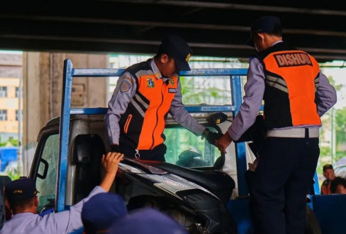 Petugas Gabungan Tindak Tegas Parkir Liar di Depan Pasar Cipulir, Puluhan Motor Diangkut