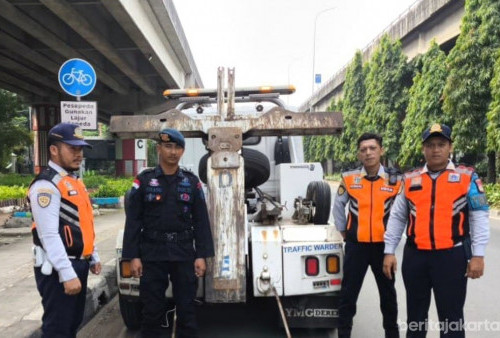Personel Gabungan Jakarta Timur Gencarkan Operasi Sapu Bersih Ranjau Paku di Jalan DI Panjaitan