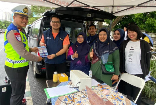 Ingatkan Pentingnya Helm SNI, Satlantas Metro Tangerang Kota Temui Pengendara Motor di Ruang Publik