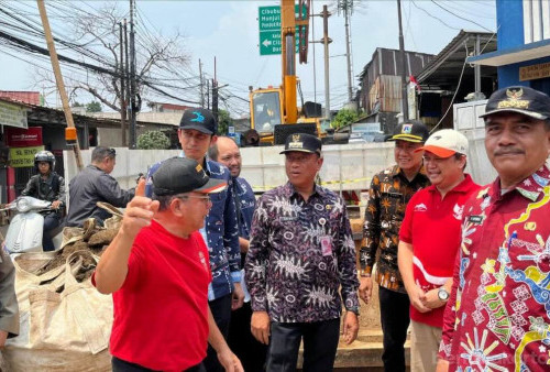 Ada Proyek Saluran Air, Jalan Raya PKP Ciracas Terapkan Sistem Buka Tutup