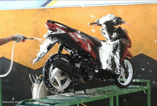 Jangan Langsung Disiram! Inilah Bahaya Mencuci Motor Saat Kondisi Mesin Masih Panas
