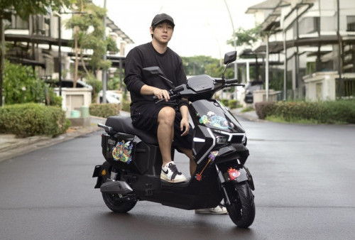 JANGAN PAKE YANG BIASA! Ofero Stareer 3 Lit Rilis Warna Brilliant Black: Motor Listrik Cuma Rp9 Jutaan Auto-Custom Bareng Seniman WD.Willy!