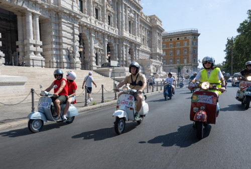 Perayaan HUT ke-80 Vespa di Roma Berlangsung Meriah, Ribuan Vespisti Padati Vespa Village