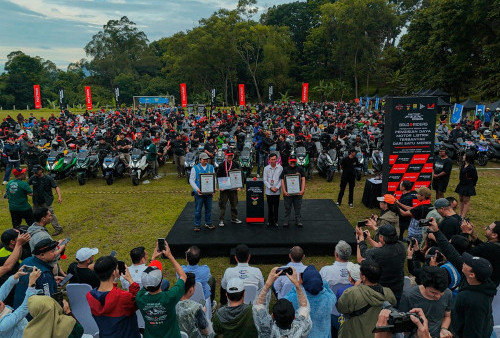 Komunitas Motor Listrik Polytron FOX Raih Rekor MURI Pengisian Daya Terbanyak