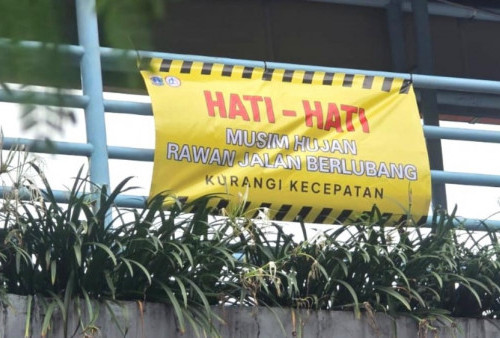 Dinas Bina Marga DKI Pasang Imbauan di Titik Jalan Rawan Berlubang, Pemotor Diharap Waspada!